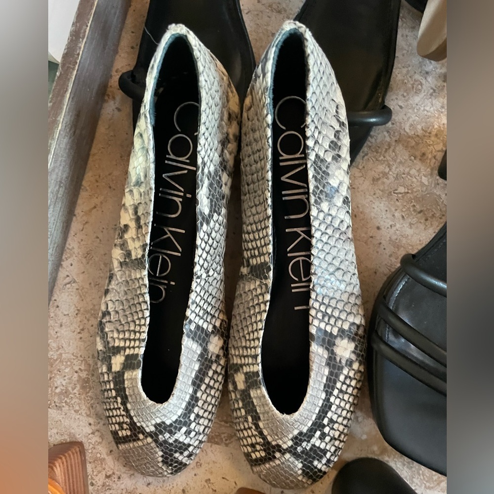 Women CK Calvin Klein Anete Leather Flat Snake Skin Ballet Shoes Gray Multi 6